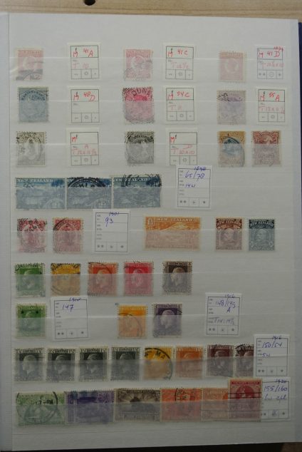 Stamp collection 26404 New Zealand 1870-1994.