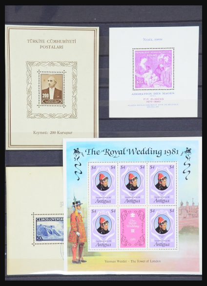 Stamp collection 31524 World souvenir sheets 1937-1985.